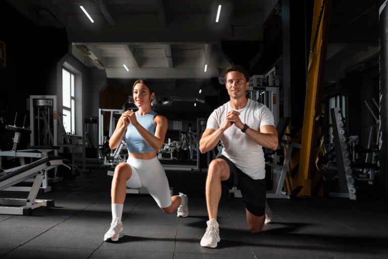 Treinadora a ajudar um cliente durante o treino no ginásio