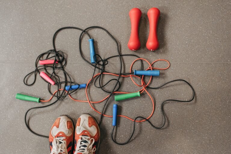 Material de treino em casa: cordas de saltar, halteres e sapatilhas